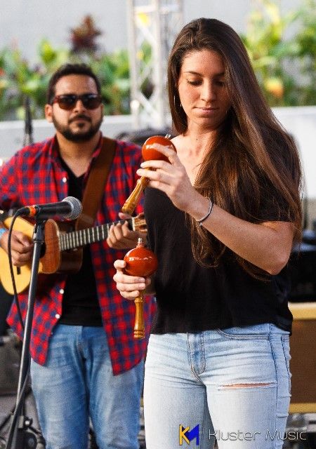 Maracas player